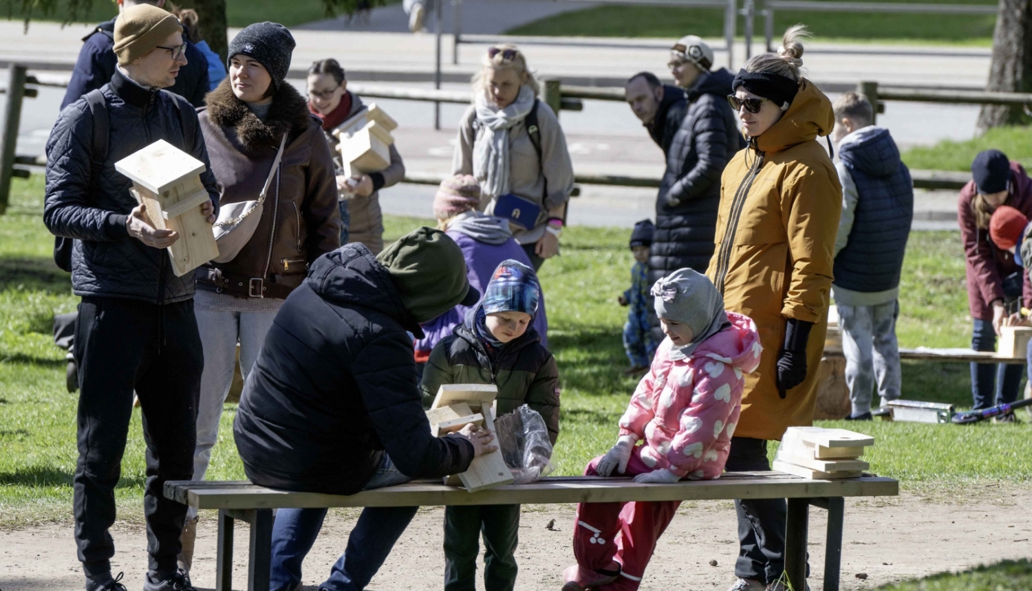 Bērni kopā ar vecākiem gatavo putnu būrīšus