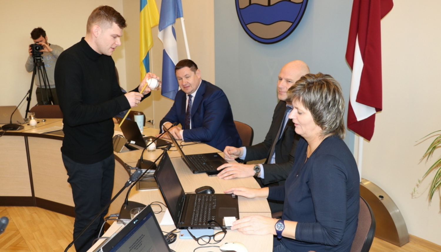 Ogresgala 5. skautu un gaidu vienība dalās “miera gaismā” ar deputātiem