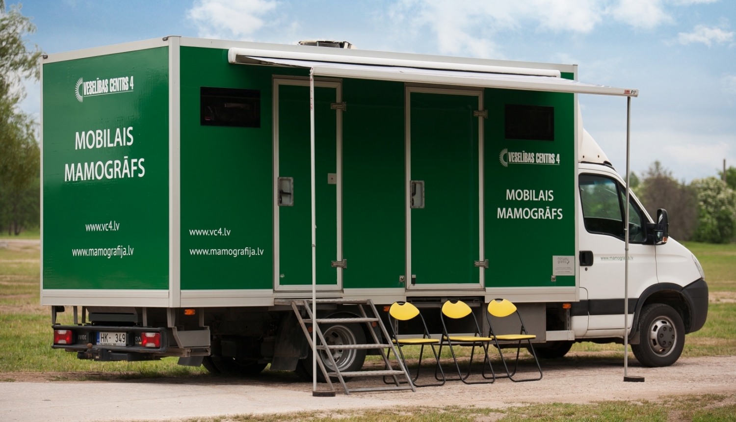 Mobilā mamogrāfa automašīna zaļa
