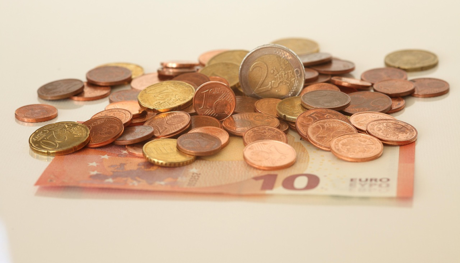 Naudas vienības - 10 eiro banknote un dažādu nominālu monētas