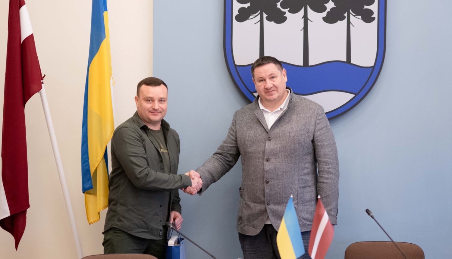 Odesas apgabala administrācijas vadītāja vietnieks Antons Šalihailo un Ogres novada pašvaldības domes priekšsēdētājs Egils Helmanis domes sēžu zālē