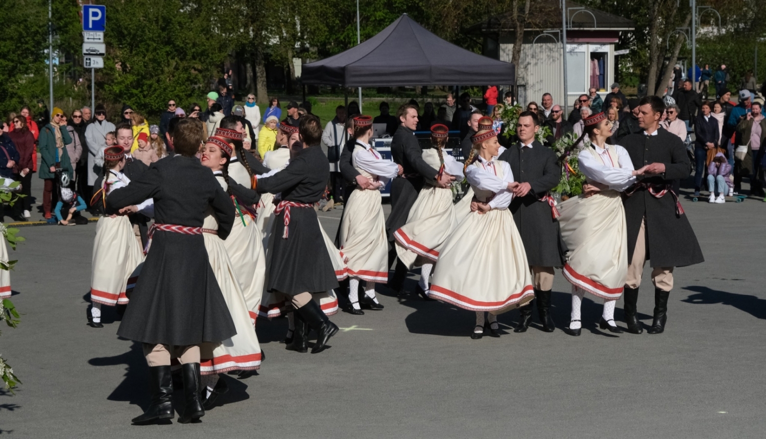 4.maija svētku koncerta dalībnieki pie Ogres novada Kultūras centra