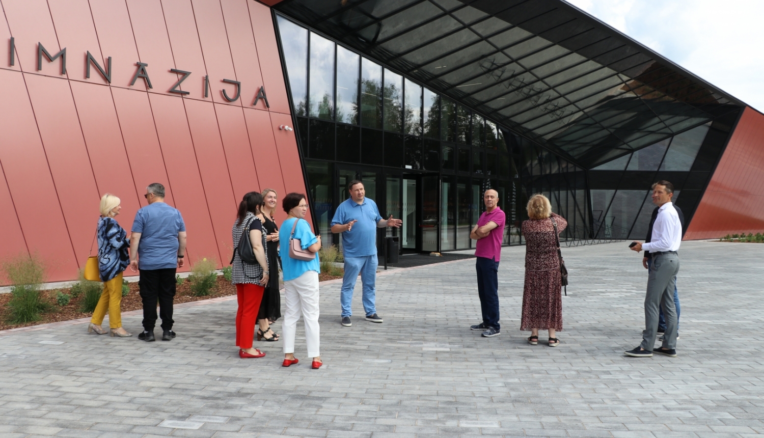 Rīgas ģimnāziju direktori apskata jauno Ogres Valsts ģimnāziju