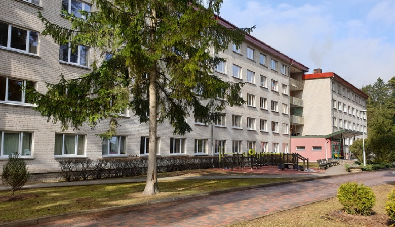 Aicina darbā sanitārus, aprūpētājus, māsu palīgus