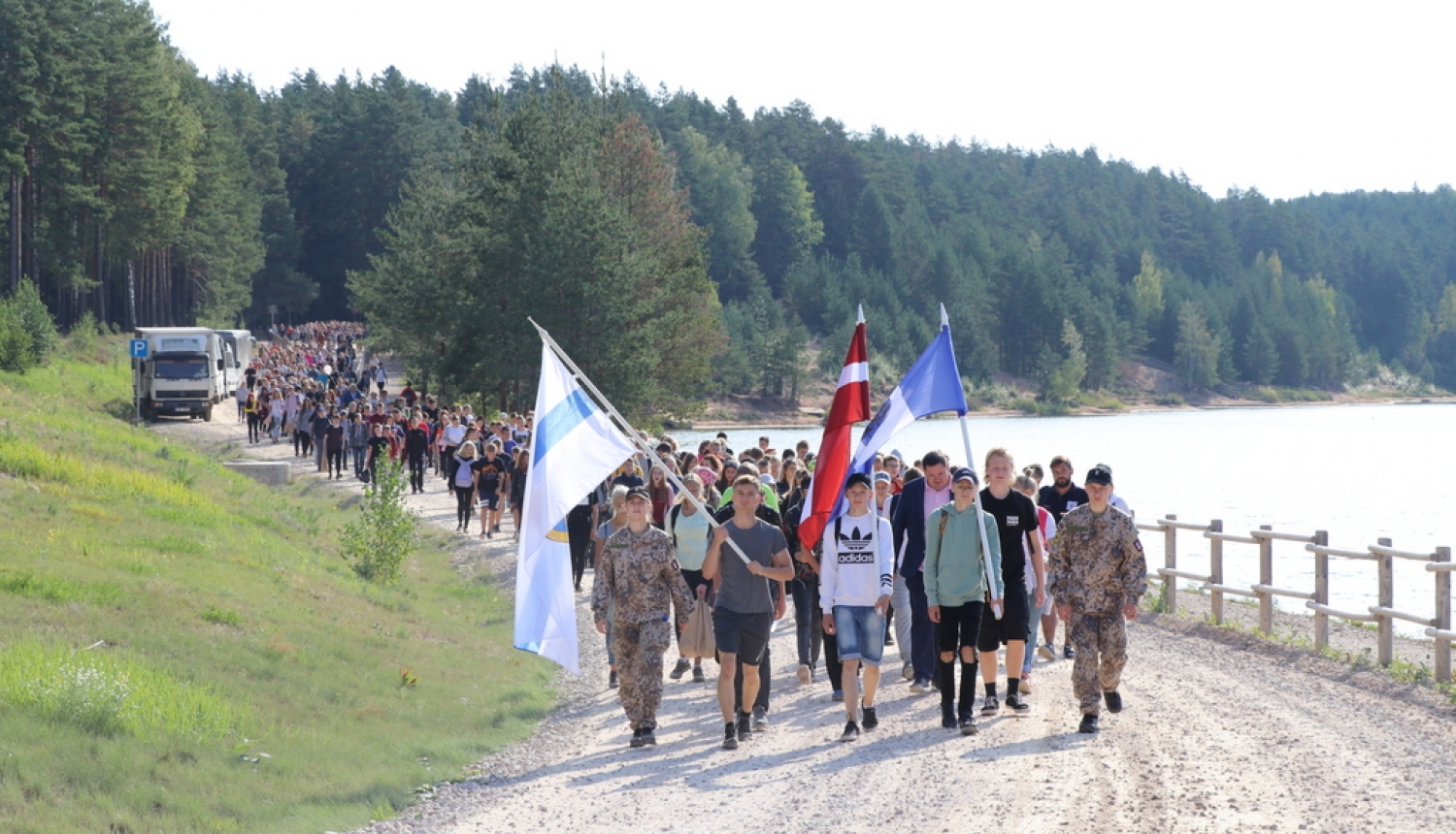 Vairāk nekā 1000 skolēni piedalās patriotiskā pārgājienā Zilajos kalnos