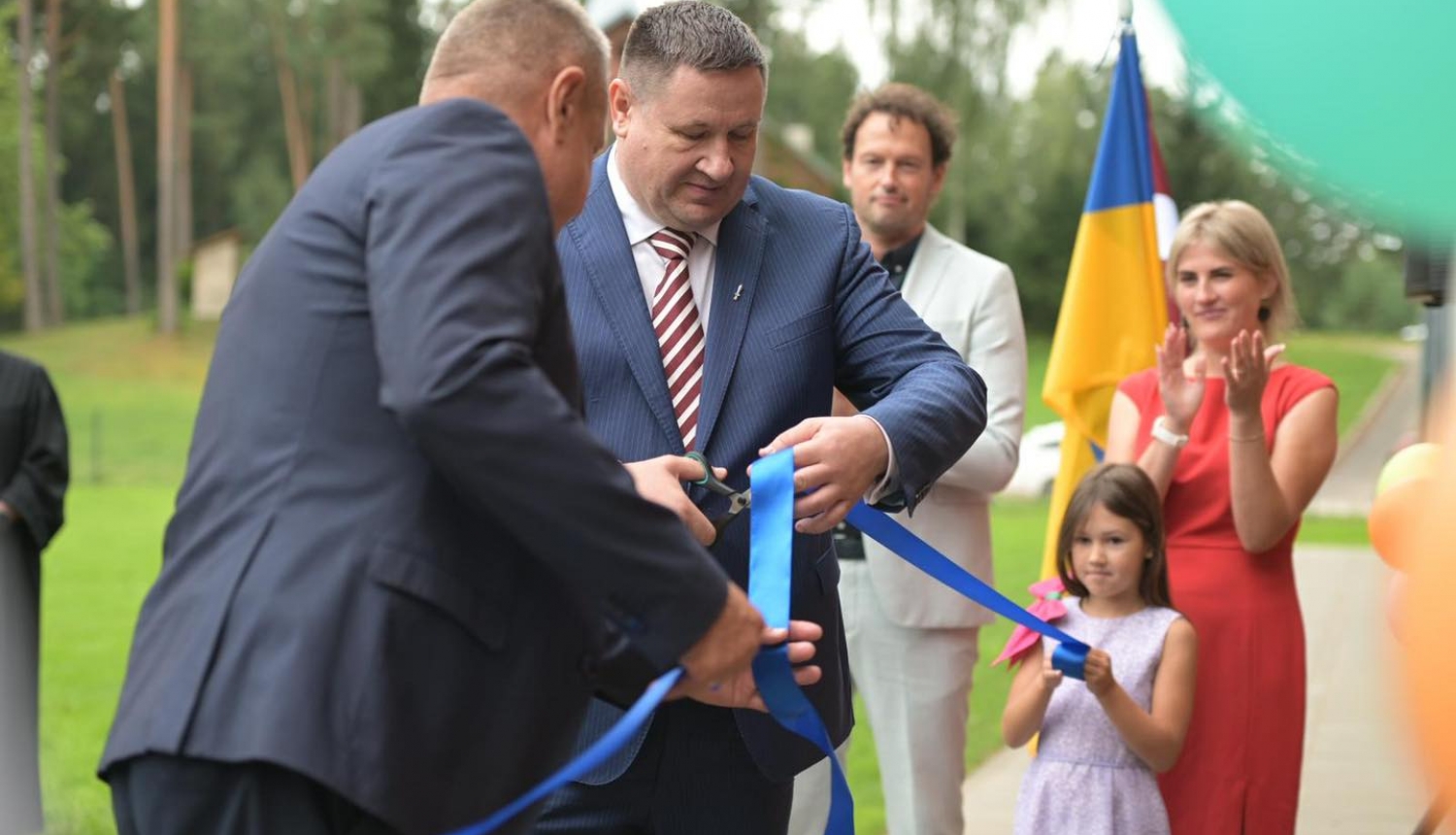Egis Helmanis un Andis Pētersons griež lentu 23.08.2024.