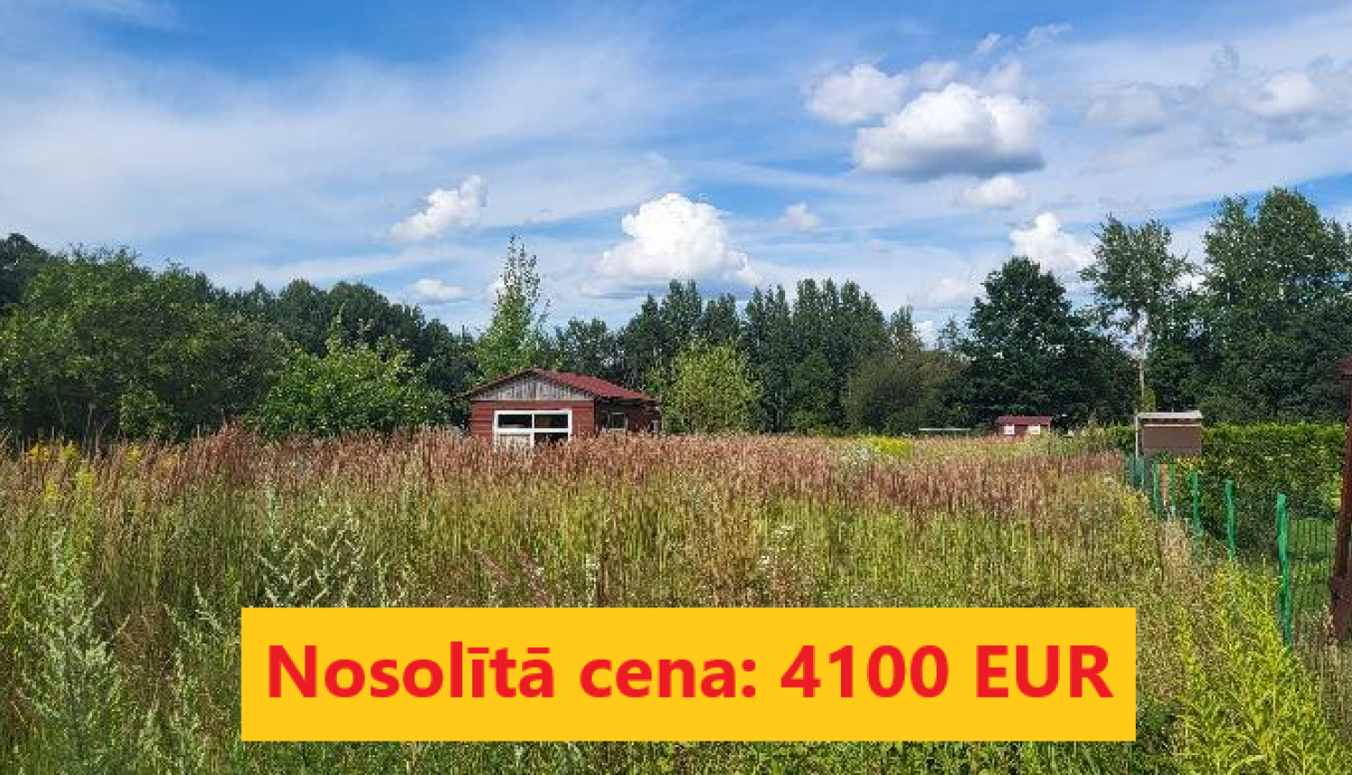 Izsoles rezultāts - nosolītā cena 4100 eur uz zemes gabala fona - pļava, debesis ar gubu mākoņiem