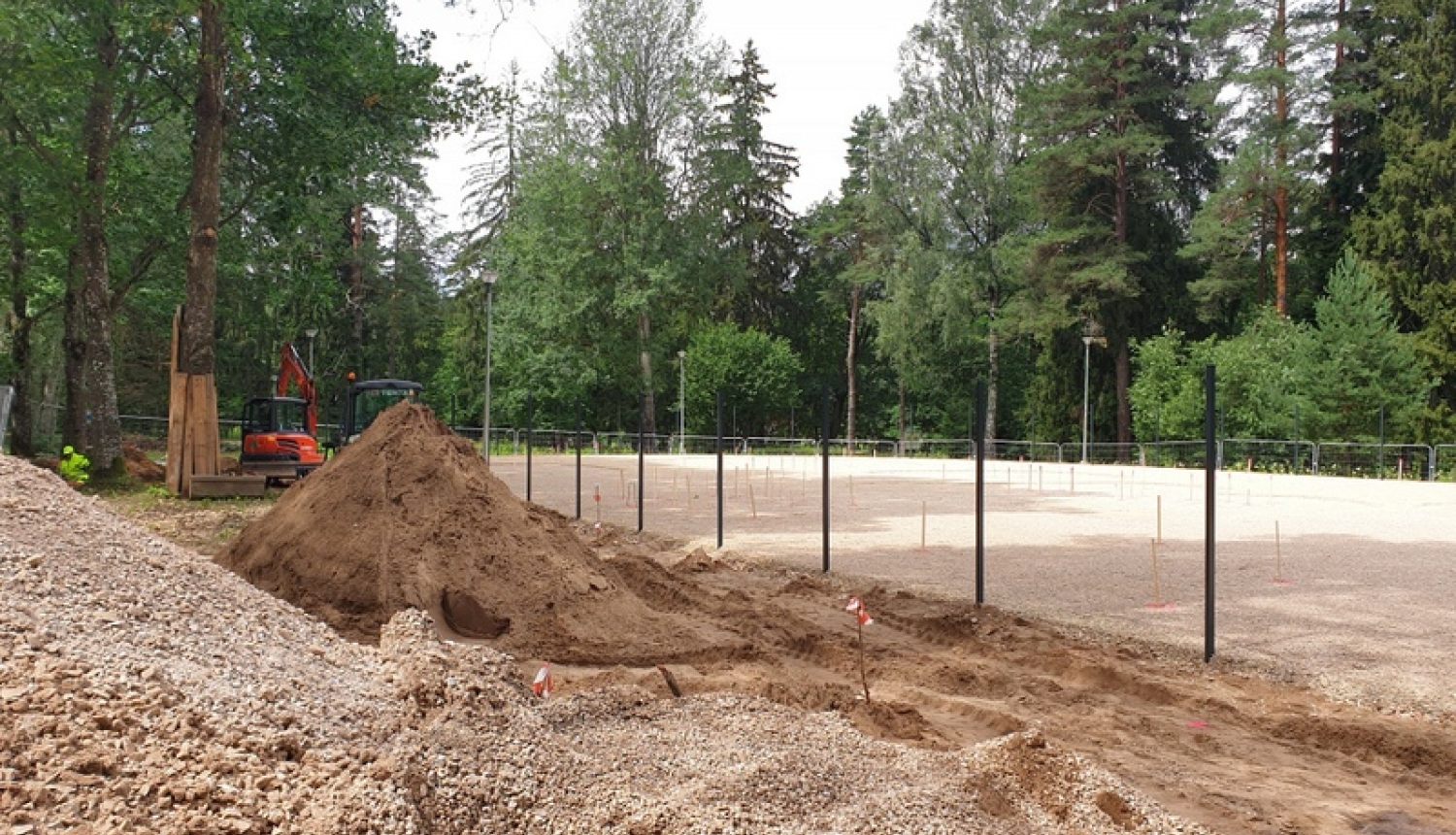 Jāņa Čakstes prospektā notiek bērnu rotaļu laukuma izbūve