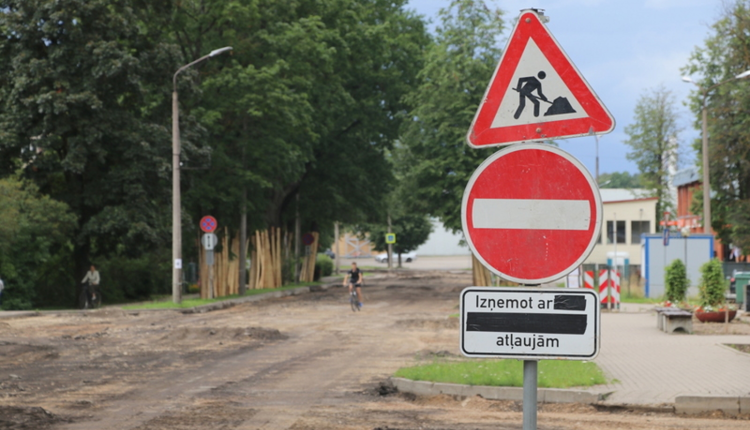 Skolas ielā rit pārbūves darbi,  transporta kustība slēgta