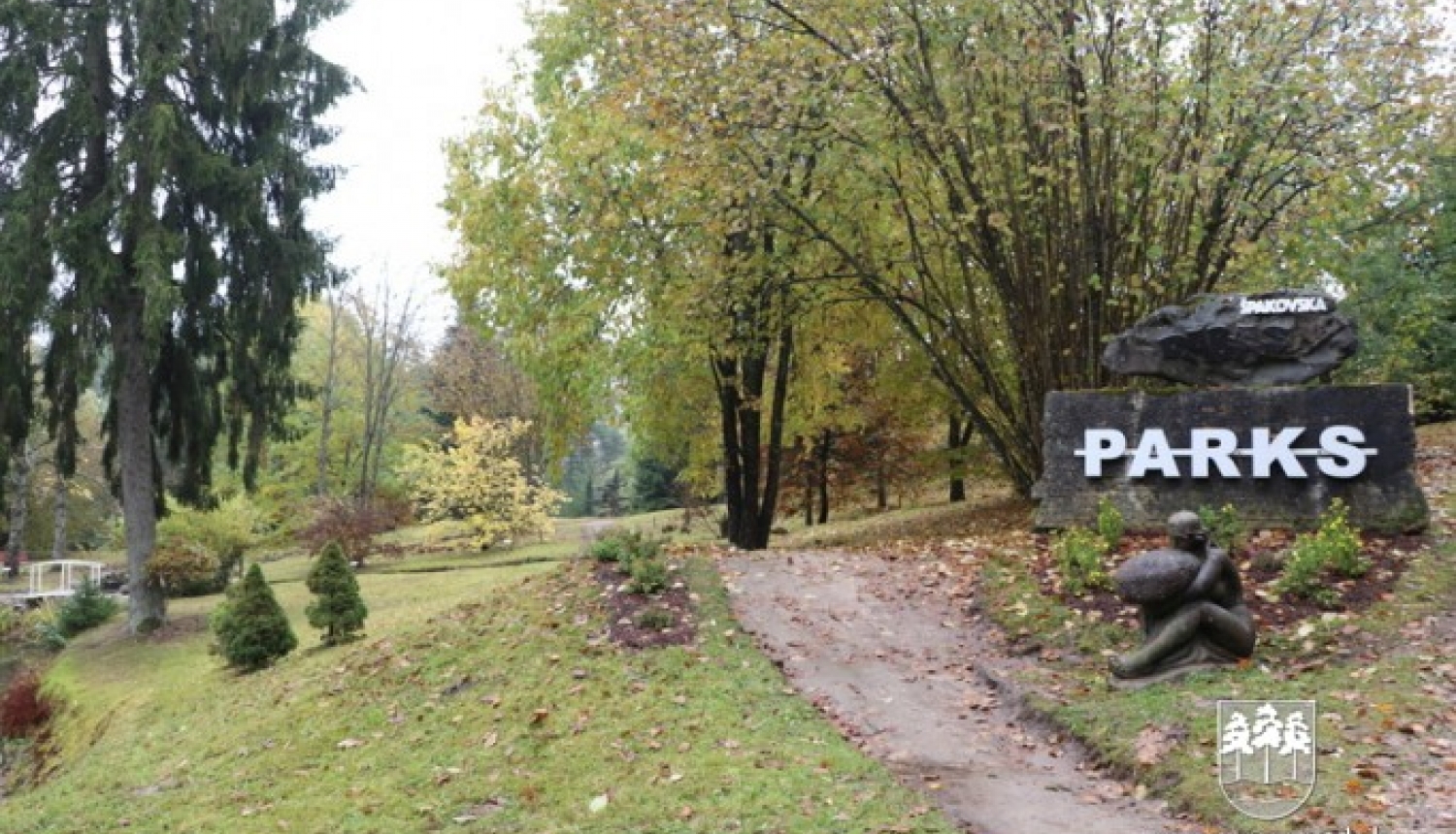 Pašvaldības darbinieki piedalās labiekārtošanas darbos Špakovska parkā
