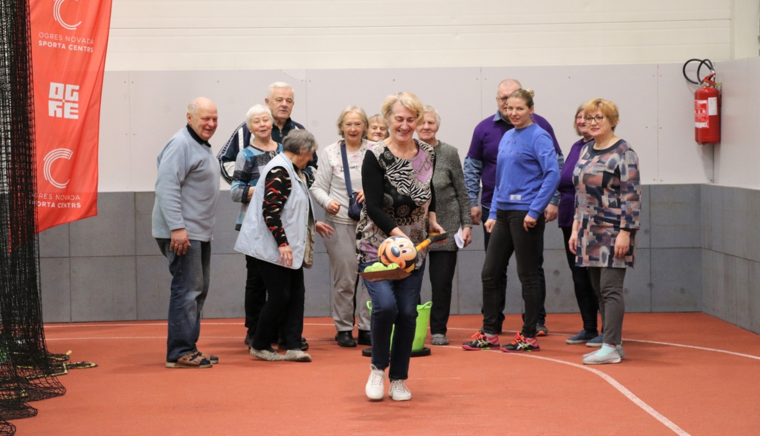 Ogres Invalīdu biedrības un Ogres Pensionāru biedrības aktīvie dalībnieki piedalās Sporta dienā