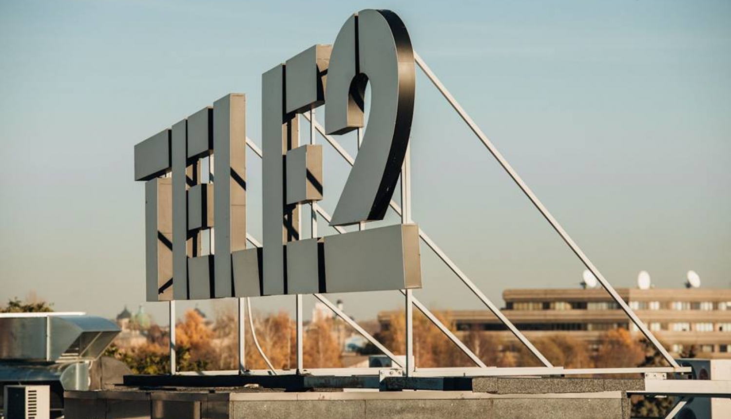 Tele2 uzraksts uz biroja ēkas jumta