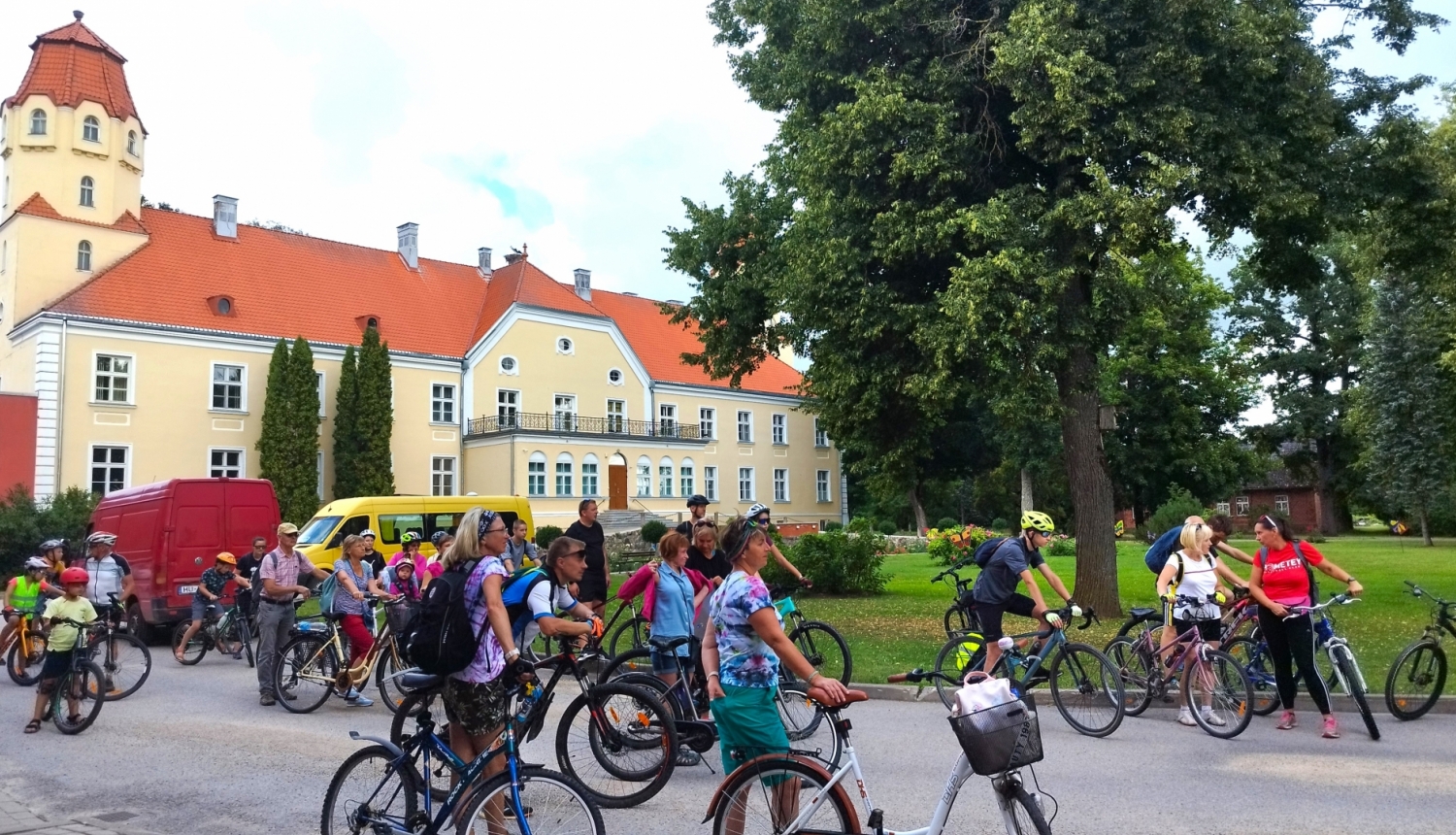 TIC organizētā velobrauciena dalībnieki Suntažu apkārtnē iepazīstas ar apskates objektiem