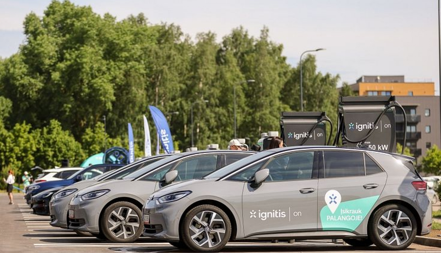 Vairāki pelēki elektromobiļi 