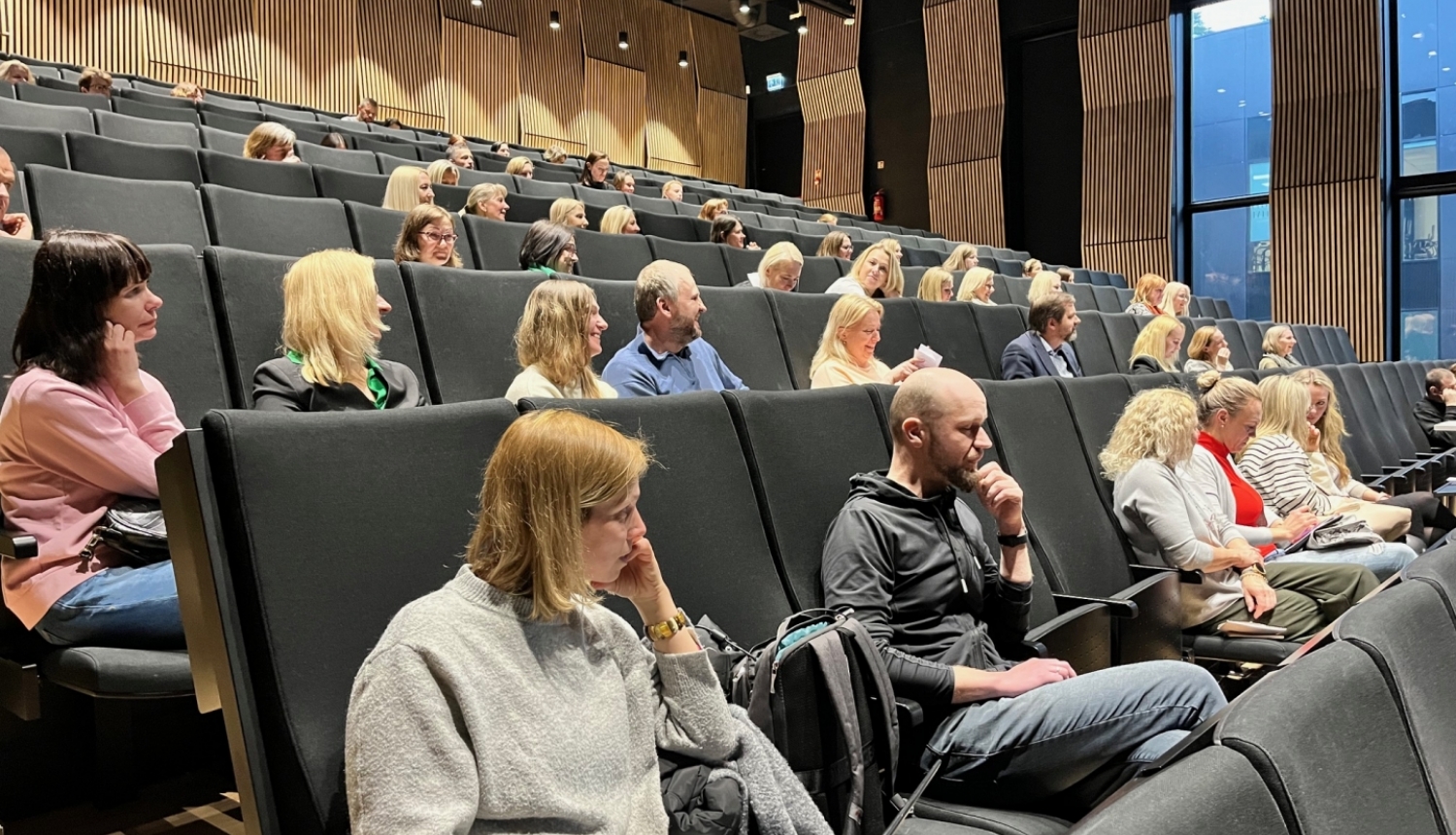 Ogres skolu skolēnu vecāki piedalās Izglītības pārvaldes organizētā konferencē