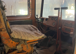 Kustamās mantas transportlīdzekļa – traktora DT75, VRN T9821LA – atsavināšanas izsole. Salons