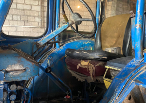 Kustamās mantas – transportlīdzekļa-traktora MTZ50L, VRN T8685LB – atsavināšanas izsole. Salons