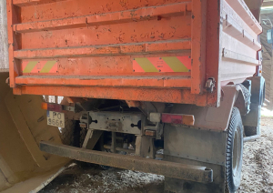 Kustamās mantas – transportlīdzekļa, pašizgāzēja MAZ5551, VRN PO9666 – atsavināšanas izsole. Auto aizmugure