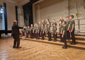 15. aprīlī Ogres novada Kultūras centrā norisinājās Ogres novada izglītības iestāžu 1.-4. klašu un 10.-12. klašu koru skate, kurā piedalījās dziedātāji no Madlienas, Lielvārdes, Birzgales, Jumpravas, Ikšķiles, Ķeguma, Ogres, Ogresgala un Suntažu izglītības iestādēm.