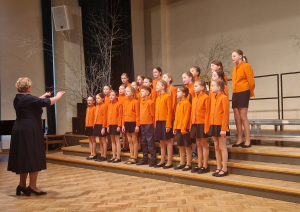 15. aprīlī Ogres novada Kultūras centrā norisinājās Ogres novada izglītības iestāžu 1.-4. klašu un 10.-12. klašu koru skate, kurā piedalījās dziedātāji no Madlienas, Lielvārdes, Birzgales, Jumpravas, Ikšķiles, Ķeguma, Ogres, Ogresgala un Suntažu izglītības iestādēm.